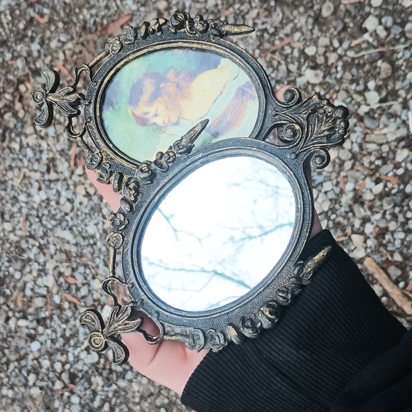 VTG (2) Brass Oval Wall Decor - Picture 4 of 13